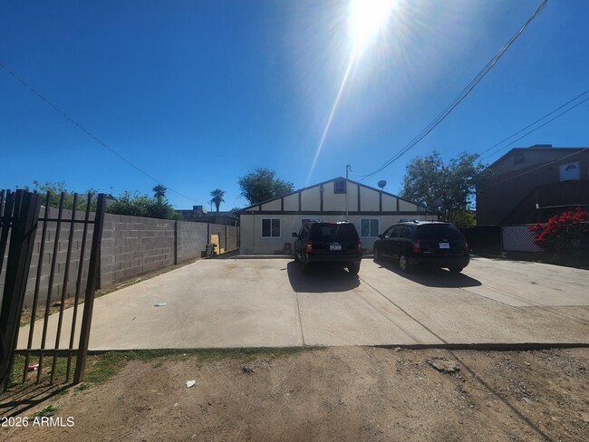 Building Photo - 918 E Garfield St