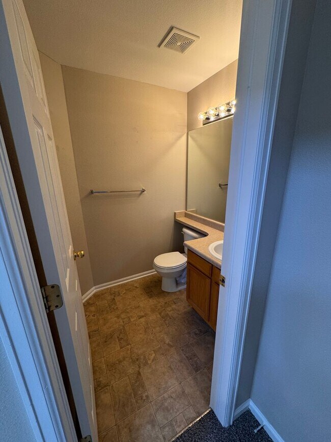 Building Photo - Newly Remodeled 3 Bedroom Home in Claremon...