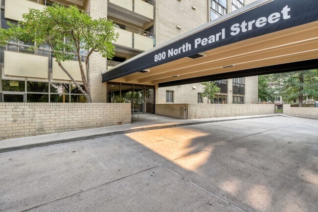 Building Photo - SPACIOUS 2Bd/1BA Condo- Cap Hill Neighborhood! Available NOW!