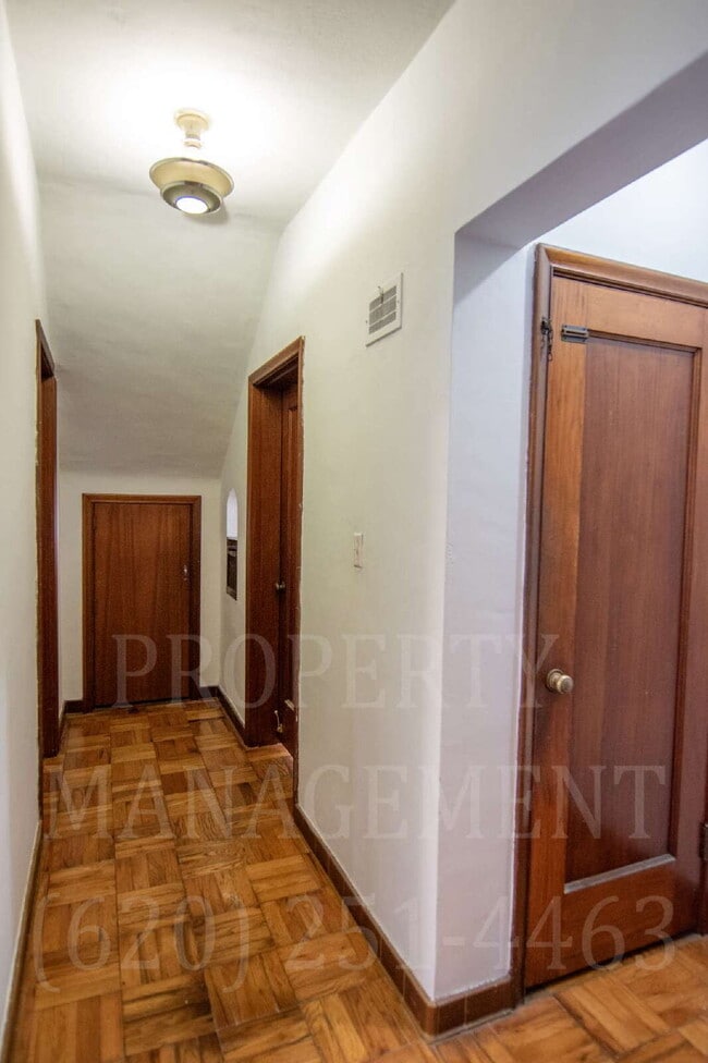 Building Photo - Spacious 4-Bedroom 2-Bathroom Home