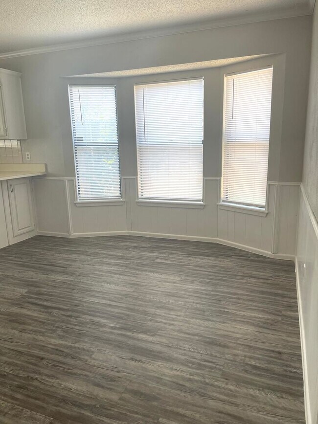 Building Photo - 3 bed 2 bath 2 car Garage