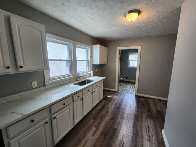 Building Photo - Charming 2 bedroom 1 bath home with recent...