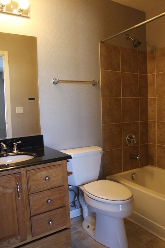 Building Photo - Stonegate Townhouse w/ 3 br/3 1/2 baths!!