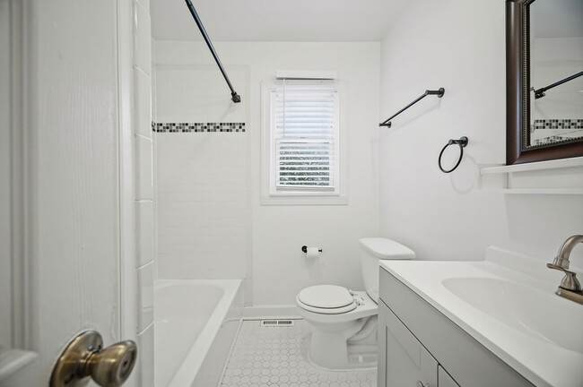 Building Photo - 539 Austin St
