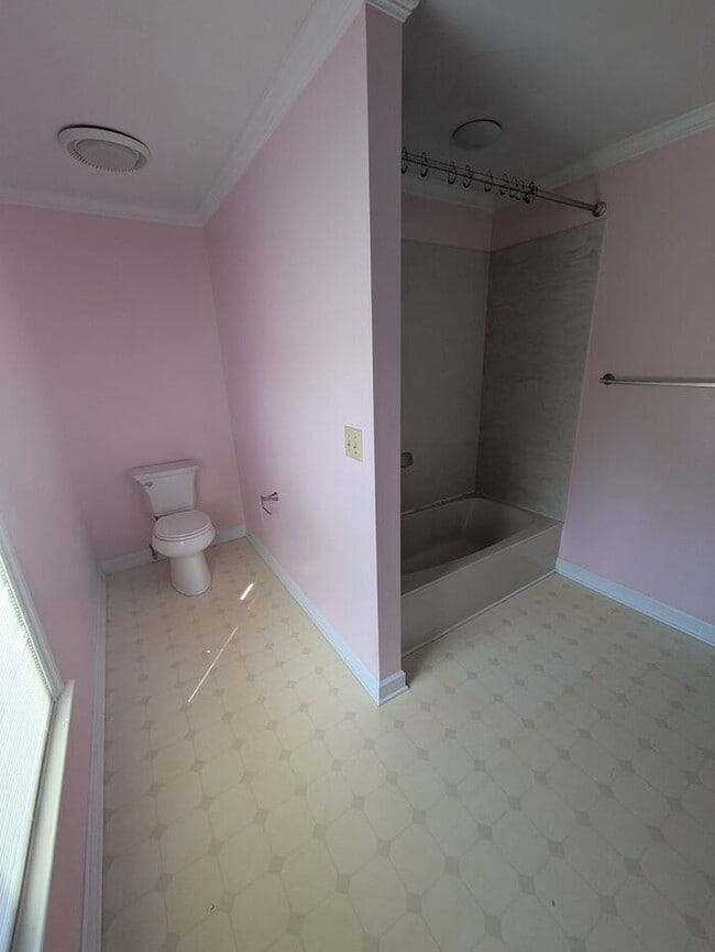 Building Photo - Four Bedroom Single Family Home in Hickory, NC!