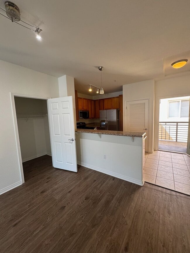 Building Photo - Amazing Downtown Unit Available For Rent!!!