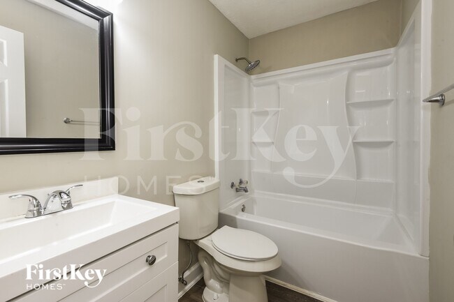 Building Photo - 4104 Middle Dr