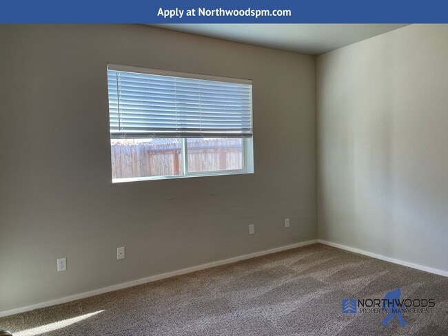 Building Photo - Newer Very Nice 2 Bedroom 1 Bathroom Downs...