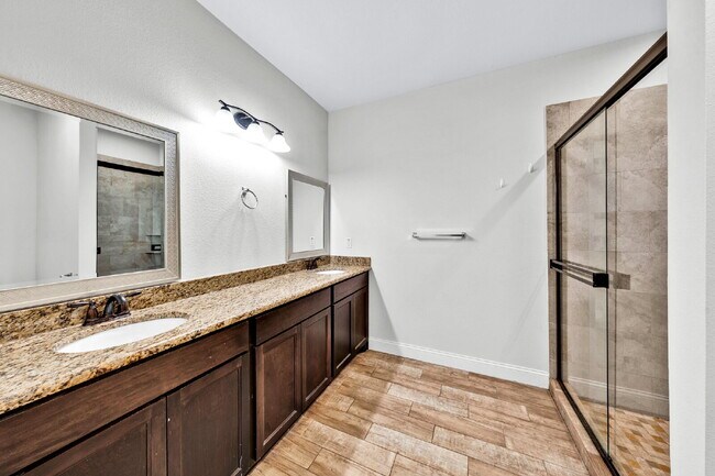 Building Photo - "Charming 3-Bed, 2-Bath Greenville Home with Elegant Granite Countertops!"