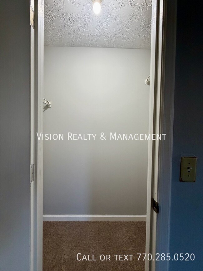 Building Photo - 1911 Shenandoah Valley Ln SE