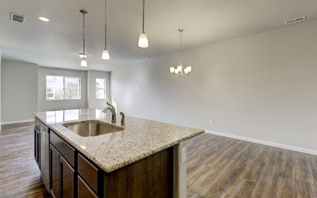Building Photo - Newer Townhome | Mins to Base | Pool + Gym...