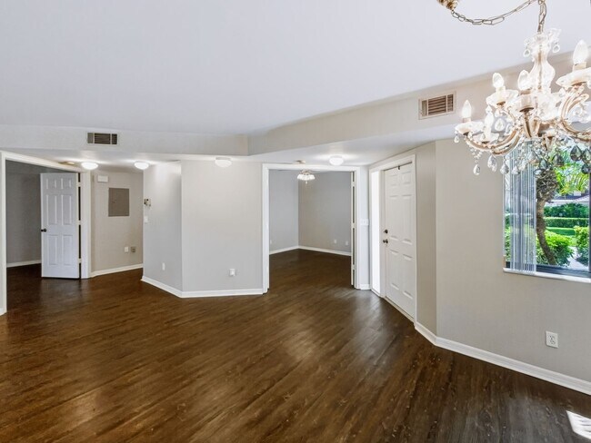 Building Photo - ** COACH HOMES @ BERKSHIRE LAKES ** 2 BED / 2 BATH - 1ST FLOOR CONDO - GARAGE - ANNUAL RENTAL
