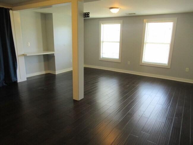 Building Photo - Burson Ave. 627C