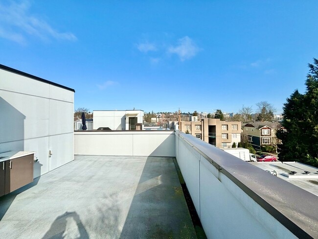 Building Photo - bright and cozy 2b2b townhouse