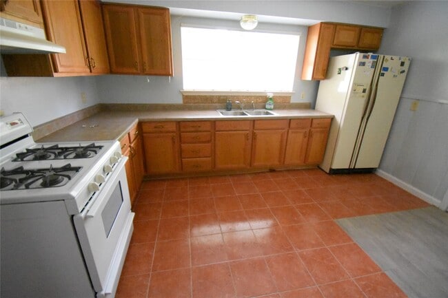 Building Photo - 1706 Oaks Dr