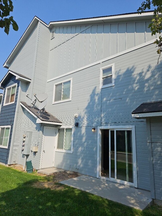 Building Photo - Fabulous Location!  3 bedroom, 2 bathroom ...