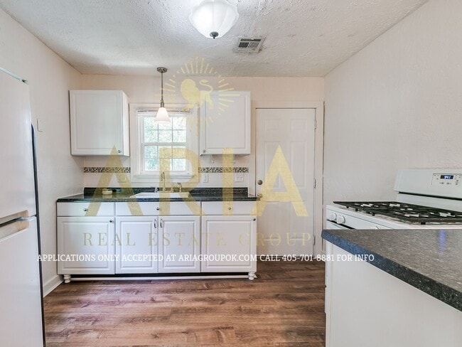 Building Photo - Adorable Remodeled 1 Bed/1 Bath Cottage! C...