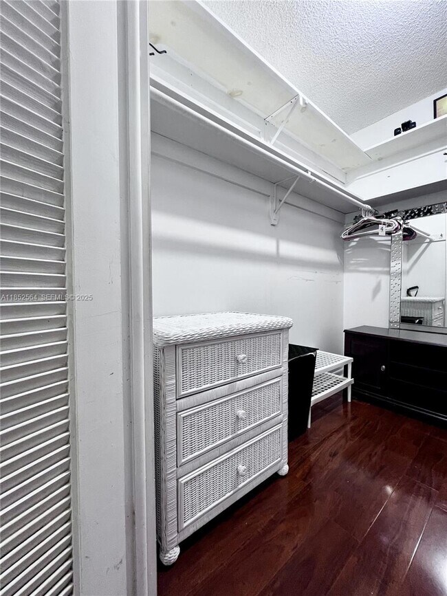 Building Photo - 320 NE 12th Ave