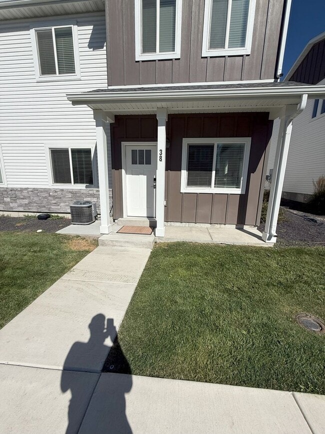 Building Photo - Modern 3-Bedroom End-Unit Townhome in Smit...