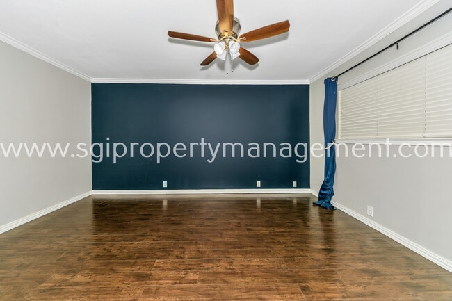 Building Photo - 7906 Royal Ln