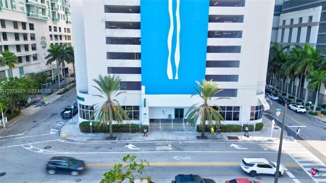 Building Photo - 1200 Brickell Bay Dr
