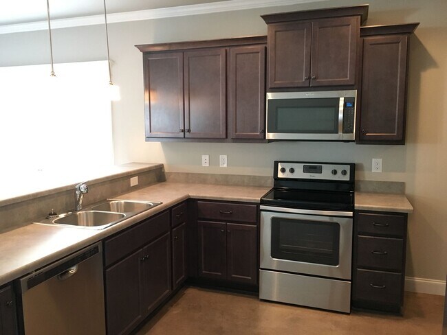 Building Photo - Pre- Leasing Fall 2026 5 Bedroom Near Down...