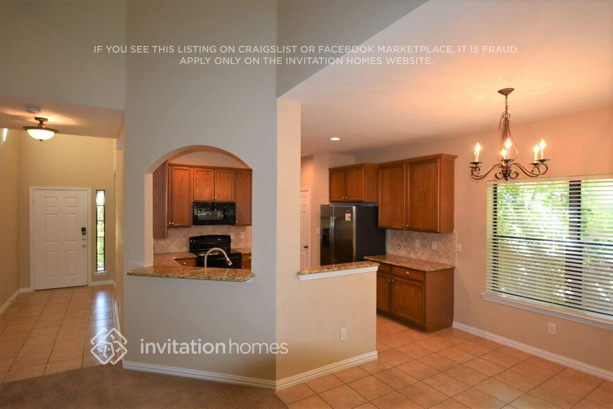 Building Photo - 2942 Greenway Dr