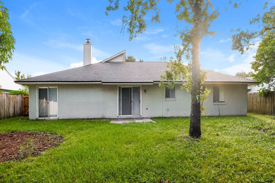 Building Photo - 1304 Sterling Oaks Dr