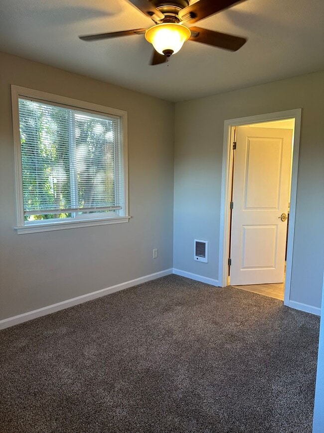 Building Photo - Updated House on 1/2 an Acre Near Spongs Landing Park! Pet Friendly!