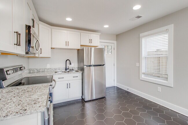 Building Photo - 2311 Bull St