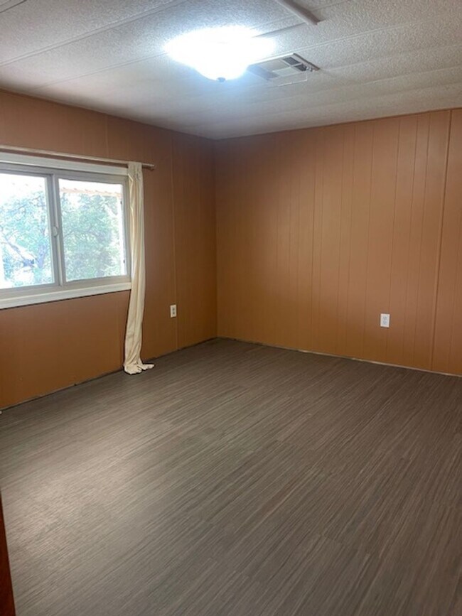Building Photo - 401 Sunset Hills Dr