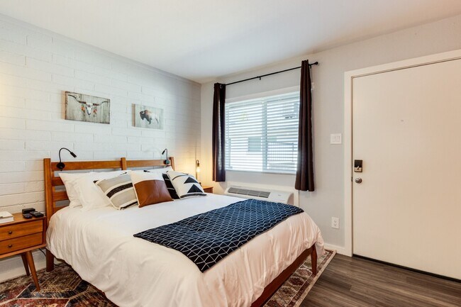 Building Photo - Charming Studio Oasis in the Heart of Temp...
