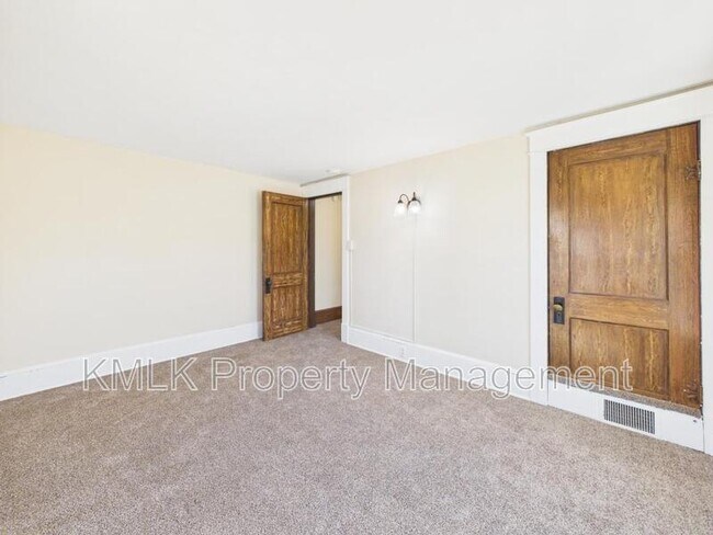 Building Photo - 446 7th St