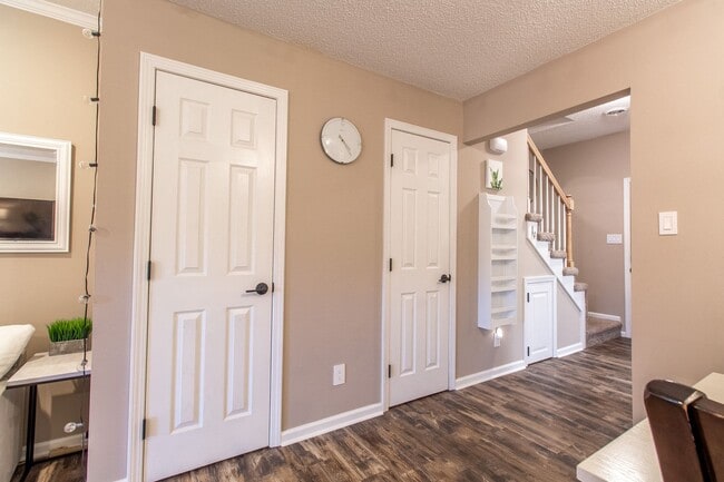 Building Photo - Beautiful 2 Bed, 2.5 Bath Condo in Johnson...
