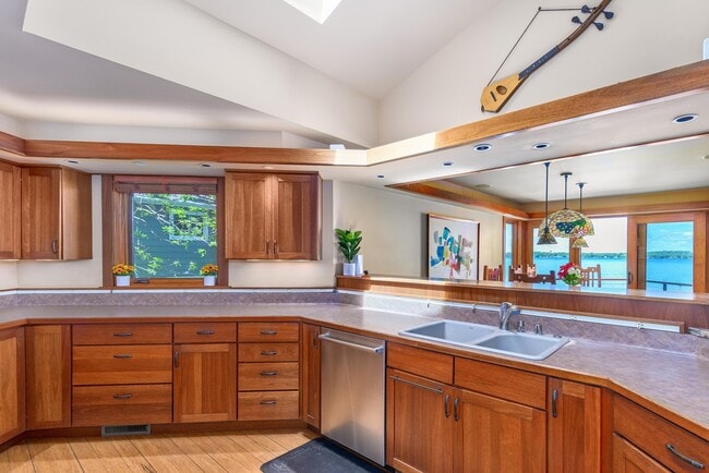 Building Photo - 5030 Lake Mendota Dr