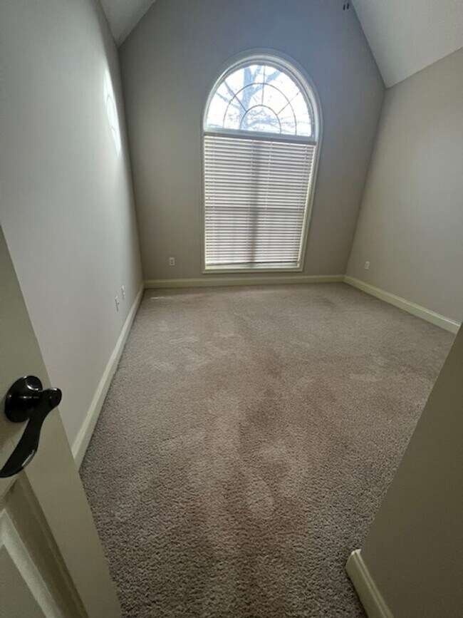 Building Photo - Southern Comfort & Style: Discover This Be...