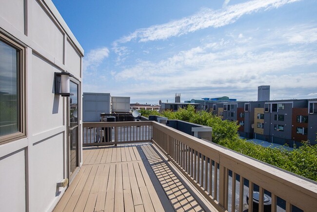 Building Photo - 2 bed/2.5 Bath Condo with a view!