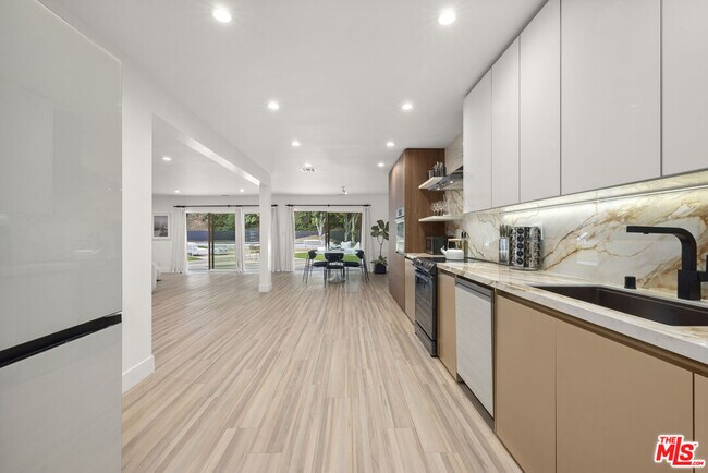 Building Photo - 9289 Swallow Dr