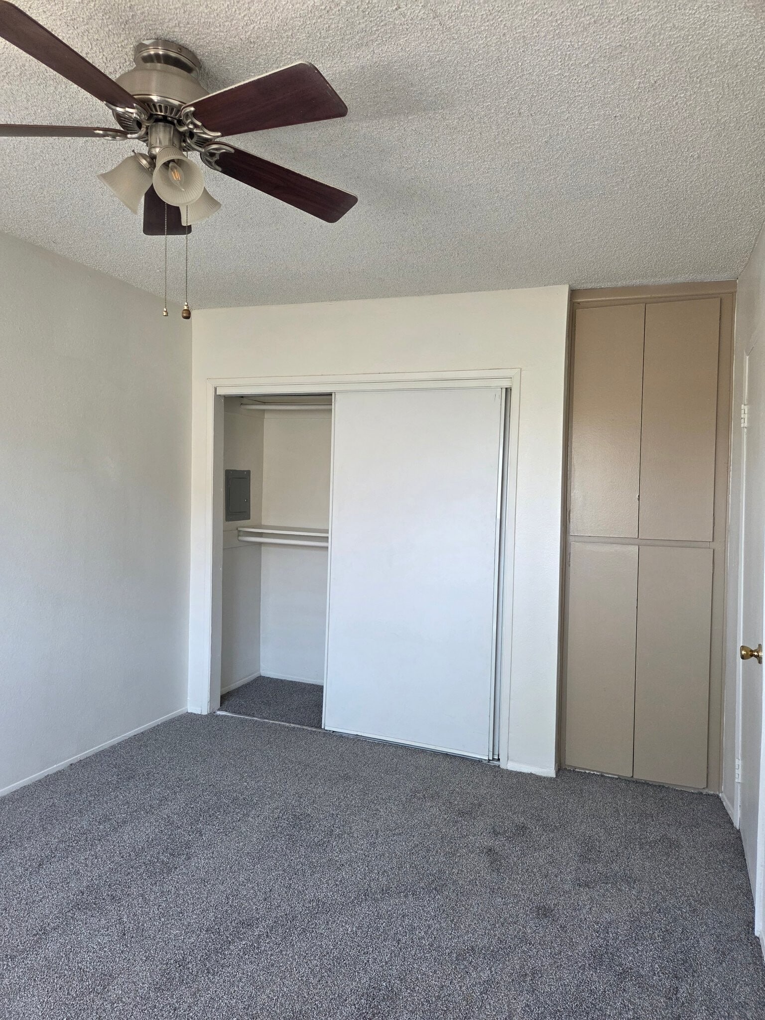 Building Photo - 995 N Mollison Ave