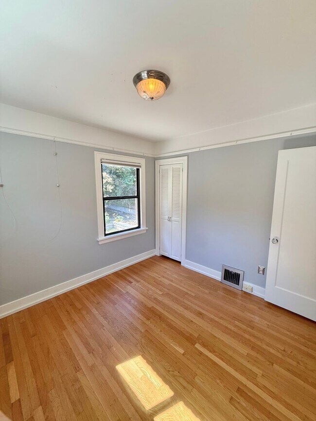 Building Photo - Stylish 3-Bed, 2-Bath Home in the Heart of...