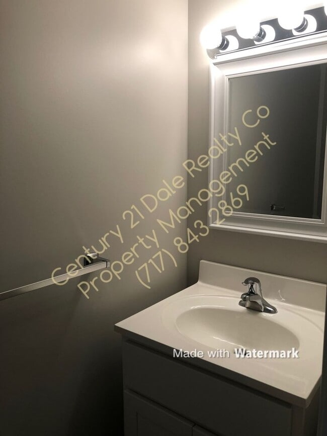 Building Photo - Lovely 2 Bedroom Home in Central School Di...