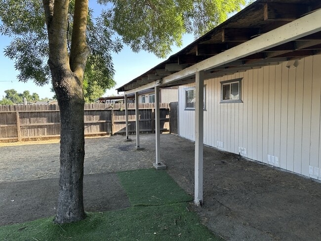 Building Photo - Updated 3 Bedroom 1 Bathroom Home.