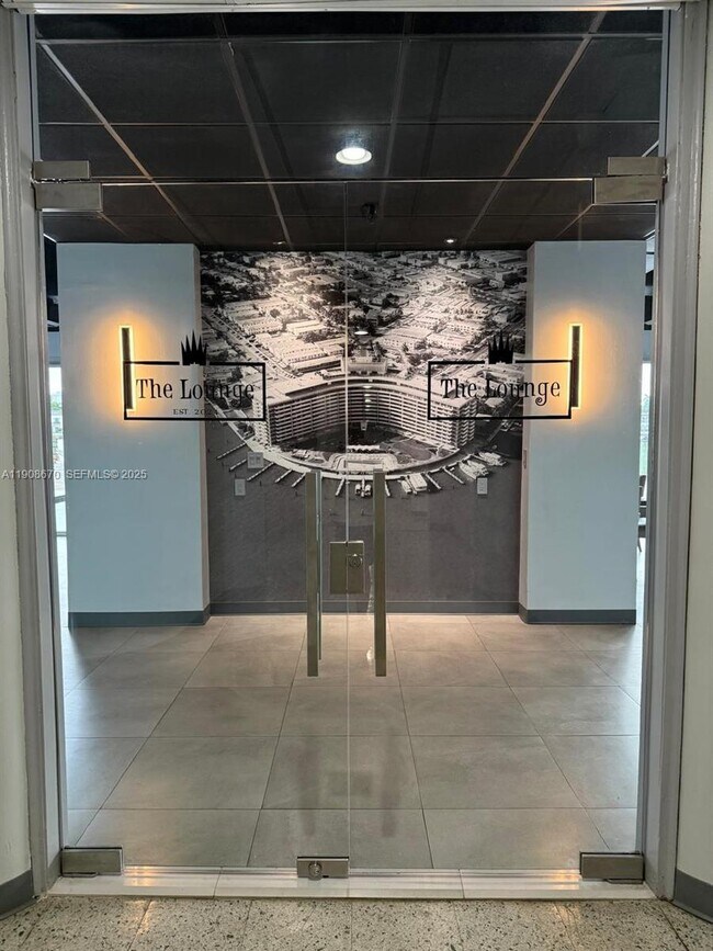 Building Photo - 900 Bay Dr