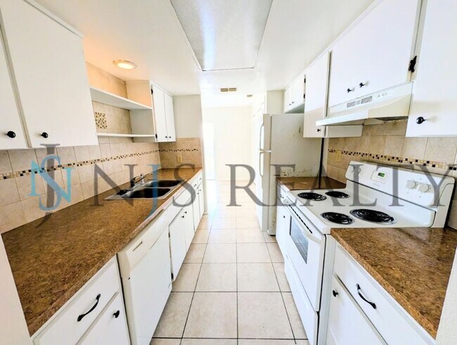 Building Photo - JUST REDUCED!!!  3/2/2 1500 Sq. Ft. with fenced yard, tile floors, HUGE living room and a corner ...