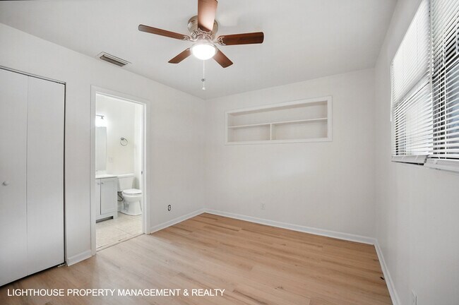 Building Photo - Stunning, Fully Renovated 4 Bed/2 bath Home!