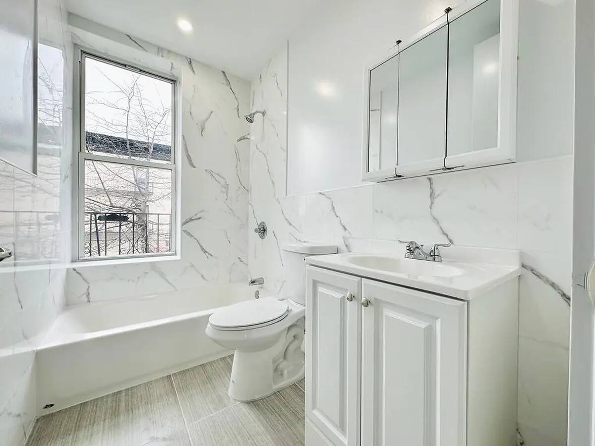 Building Photo - Crown Heights Room, HDTV, 24 min to Manhattan #537