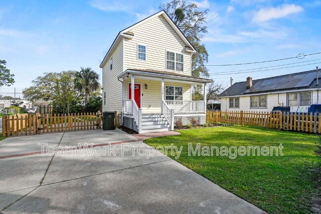 Building Photo - 1124 5th Ave