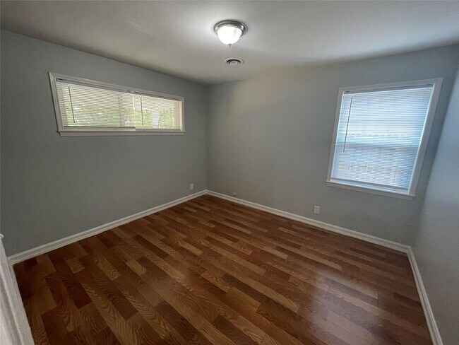 Building Photo - 3 BR/2BA |  Renovated Single Family Home |   2-car garage | Fenced backyard!