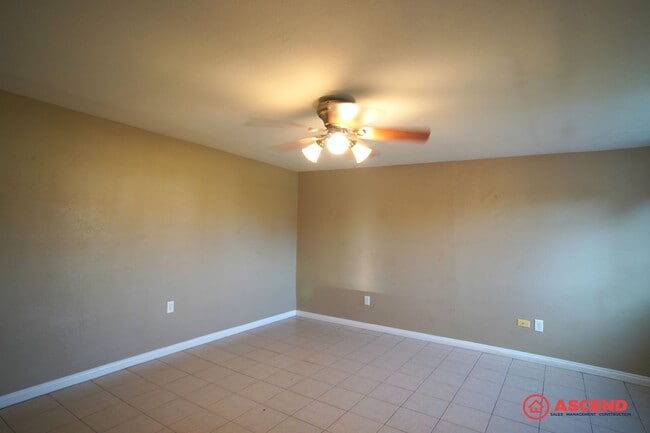 Building Photo - Charming home is Oildale!