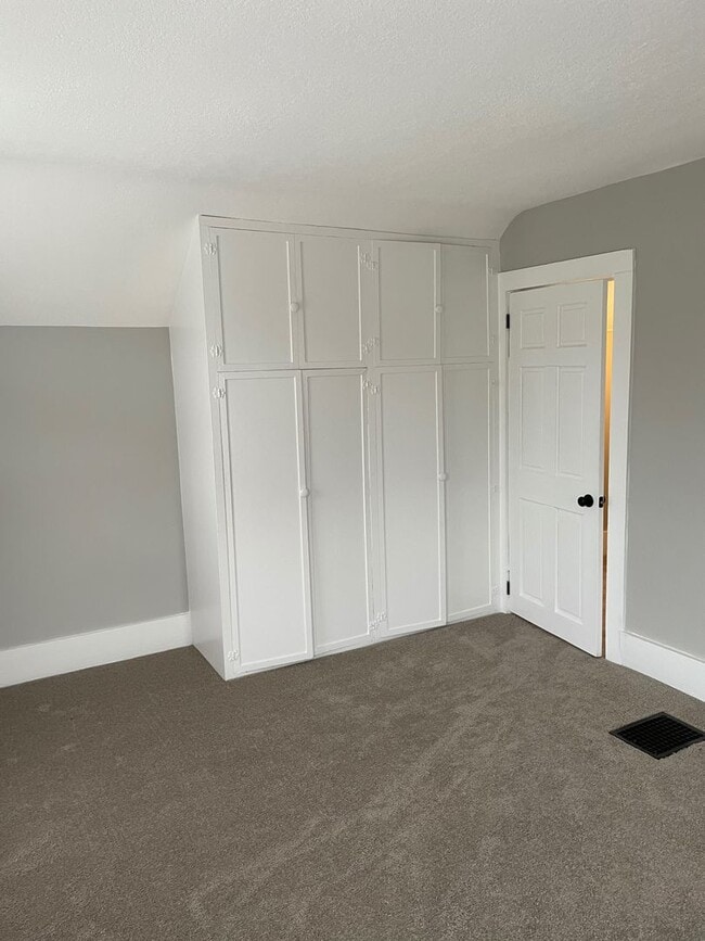 Building Photo - Charming 2-Bed, 1.5-Bath Single family hom...